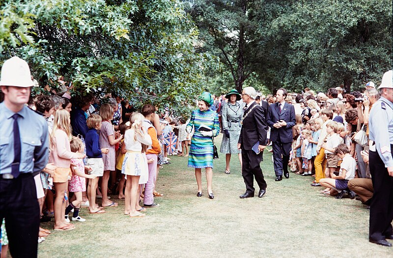 File:Queen Elizabeth II - 1974 Royal Tour of NZ - at Oamaru Gardens with Mayor Bill Laney.jpg