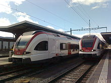 Zwei SBB-RABe 522 Flirt France im Bahnhof Delémont