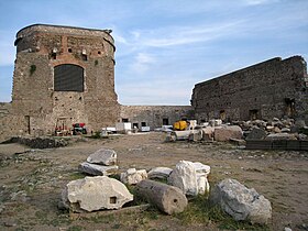 La cour et la tour sud.