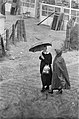 Regen aan de kust Mensen met paraplu en regenjassen, Bestanddeelnr 915-4122.jpg