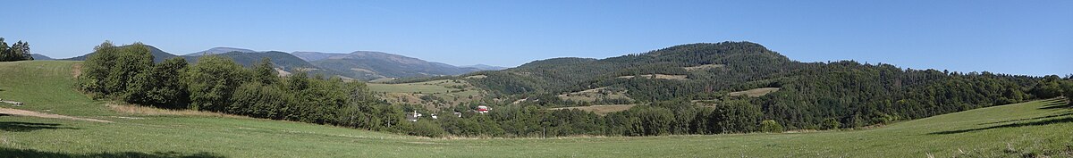 Revúcka vrchovina. Widok z szosy Nižná Slaná – Roštár. W dole wieś Petrovo, po prawej Ždiar (790 m)