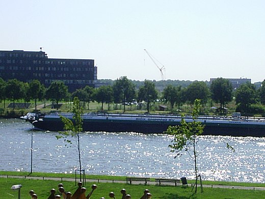 Binnenvaartschip op het Amsterdam-Rijnkanaal in Utrecht (2007).