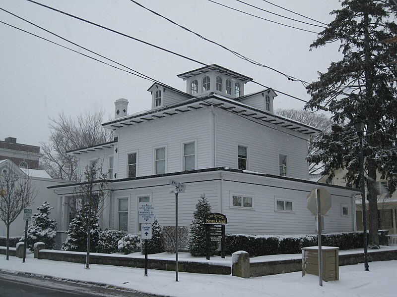 File:Riverhead, New York (2010).jpg