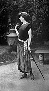 Popołudniowa sukienka Redfern 1919 3 cropped.jpg