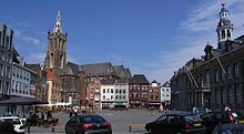 Der Marktplatz von Roermond, rechts das Rathaus, im Hintergrund die Kathedrale