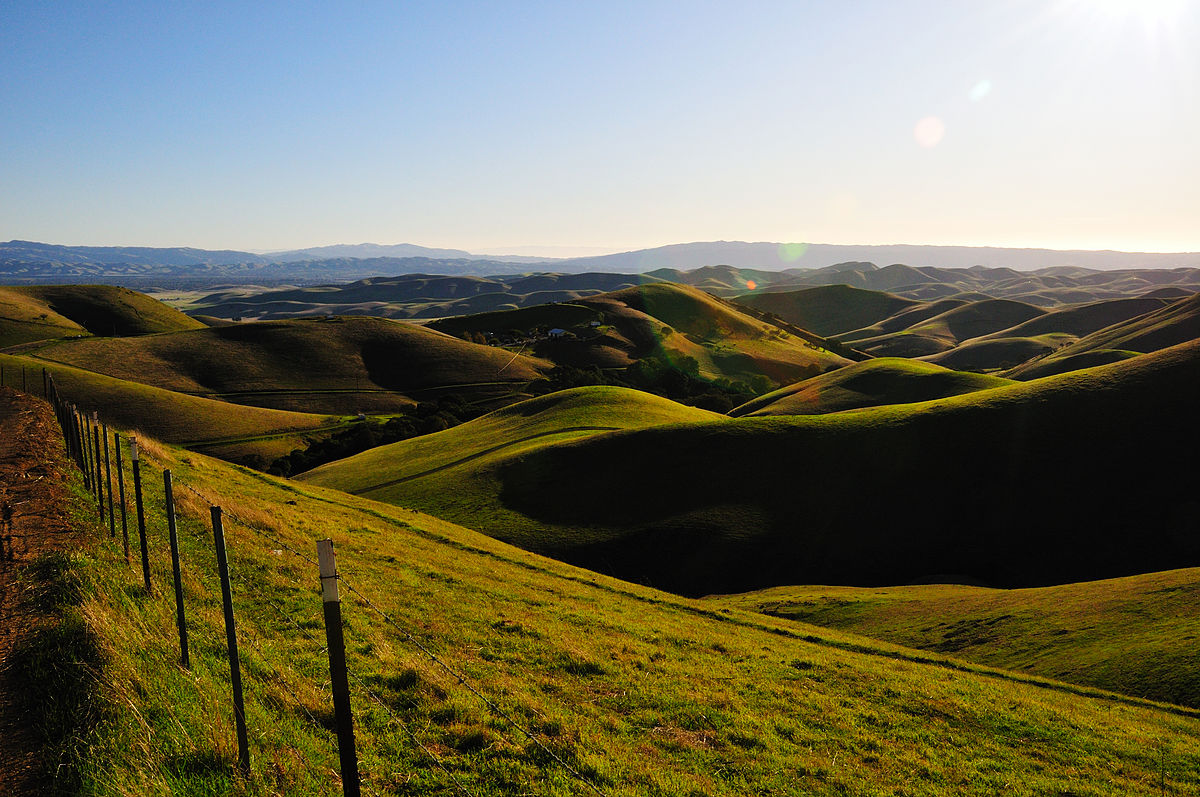 До самого горизонта раскинулась холмистая равнина. Green Hills зеленые холмы. Холмы Англии. Зеленые холмы Крым.