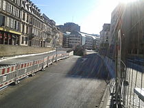 La rue vue du tunnel sous les voies ferrées avec au fond la sortie du tunnel routier Marais-Vert - Wodli.