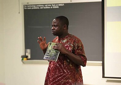 Saheed Aderinto memberikan sebuah buku yang berbicara di Lehigh University, Pennsylvania, Maret 31, 2015.jpg