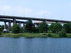 Jezero se zvýšenými silnicemi nad ním