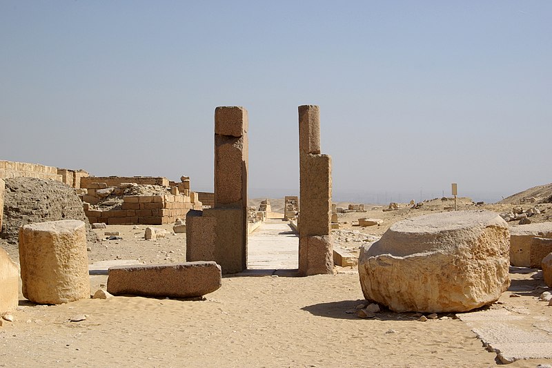 File:Saqqara BW 6.jpg