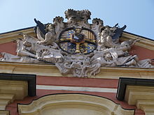 Der Giebel des Deutschordensschlosses zeigt das Wappen des Bauherrn Karl Alexander Herzog von Lothringen