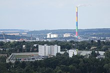 Blick von Süden zum Heizkraftwerk Chemnitz-Nord mit dem von Daniel Buren farbig gestalteten Schornstein