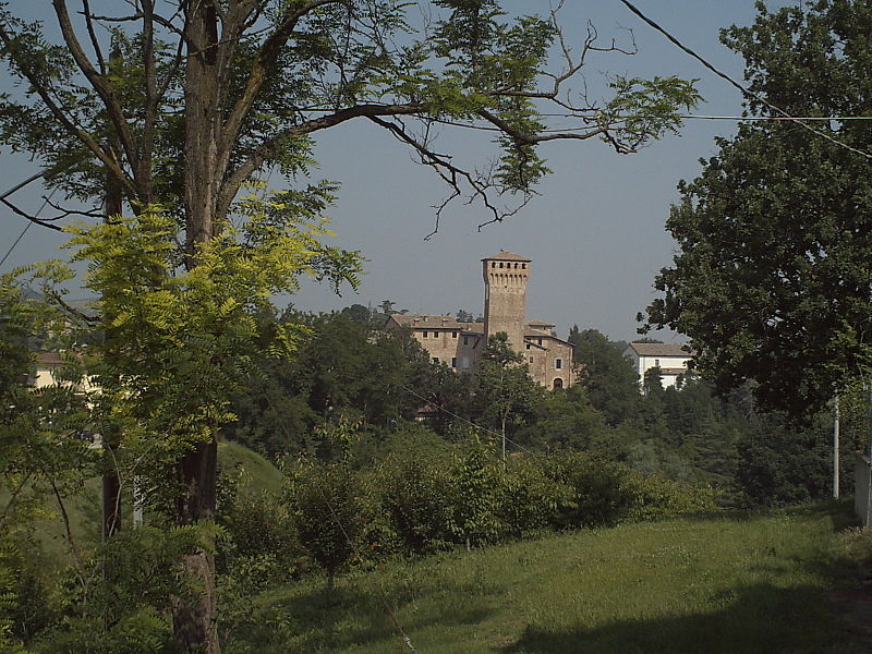 File:Scorcio del castello di Levizzano.JPG