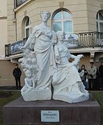 Émile Joseph Carlier, Monument aux Vilmorin (1908) (vestiges restaurés en 2015), Verrières-le-Buisson, place Charles-de-Gaulle.