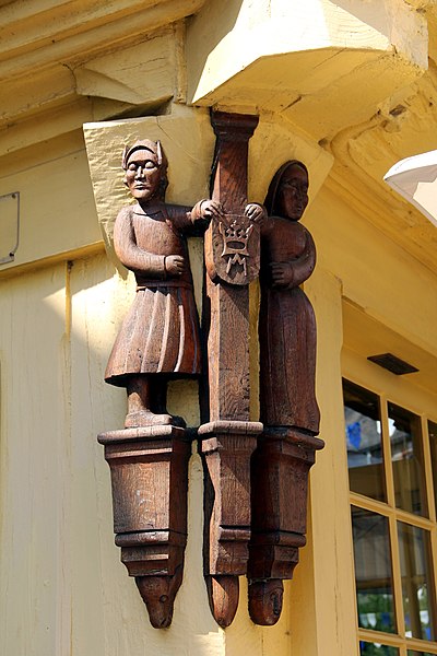 File:Sculpture - 27 rue O. de Clisson à Josselin.JPG