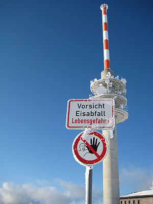 Sendeturm auf Feldberg - Eisabfall-Schild.jpg