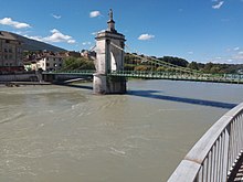 Photographie d'un pont suspendu sur un fleuve.