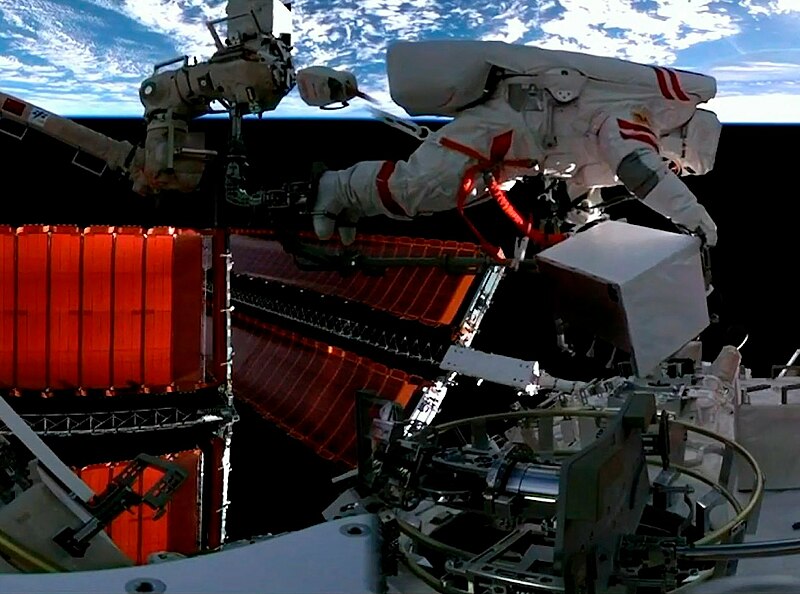 File:Shenzhou-15 spacewalk.jpg