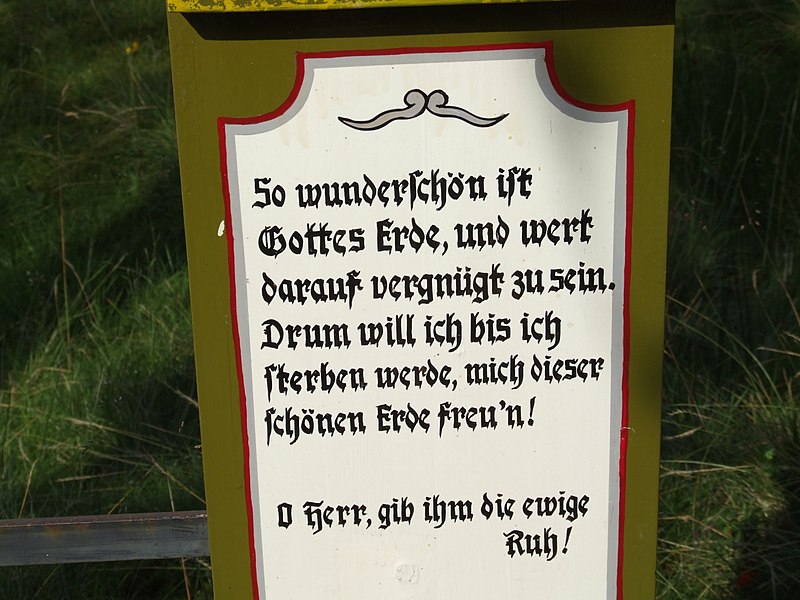 File:Sinnspruch auf einem Totenbrett bei Brennes, Großer Arber.JPG