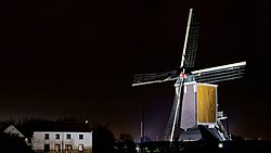 Moulin illuminé la nuit