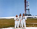Conrad (vľavo), Kerwin (v strede) a Weitz (vpravo) pózujú pred raketou Saturn IB