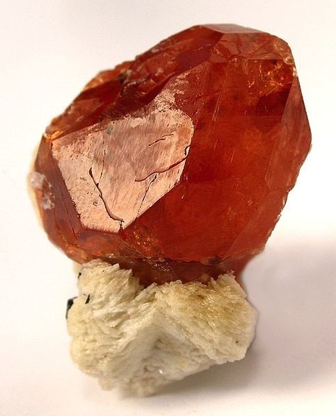 File:Spessartine-Albite-192124.jpg