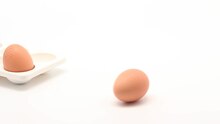ファイル:Spinning hardboiled and raw eggs 01.ogv
