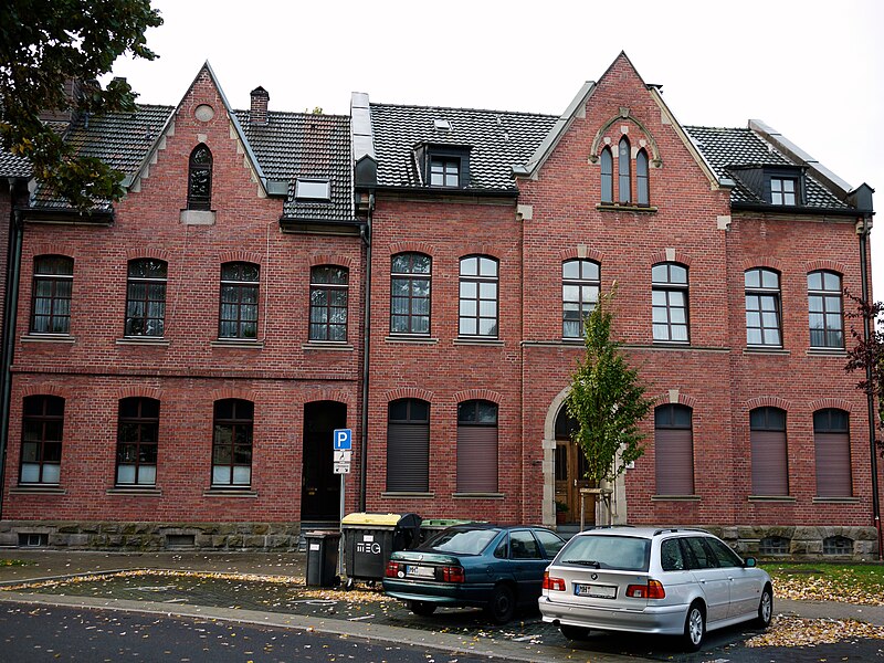 File:St. Engelbert (Mülheim) Pfarrhaus.jpg