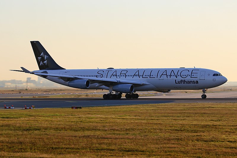 File:Star Alliance (Lufthansa) Airbus A340-313 D-AIGN (29926840306).jpg