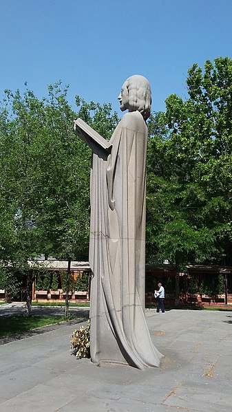 File:Statue of Armen Tigranyan, Yerevan 15.jpg