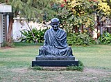 Statuo de Mahatma Gandhi en la Aŝramo de Sabarmati