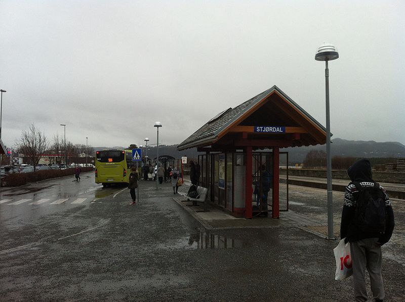 File:Stjordal Transit hub Bus and Rail March 2013. - panoramio.jpg