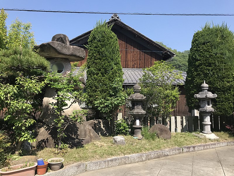 File:Stone lanterns in Ishikiri-Kazekiri Shrine.jpg