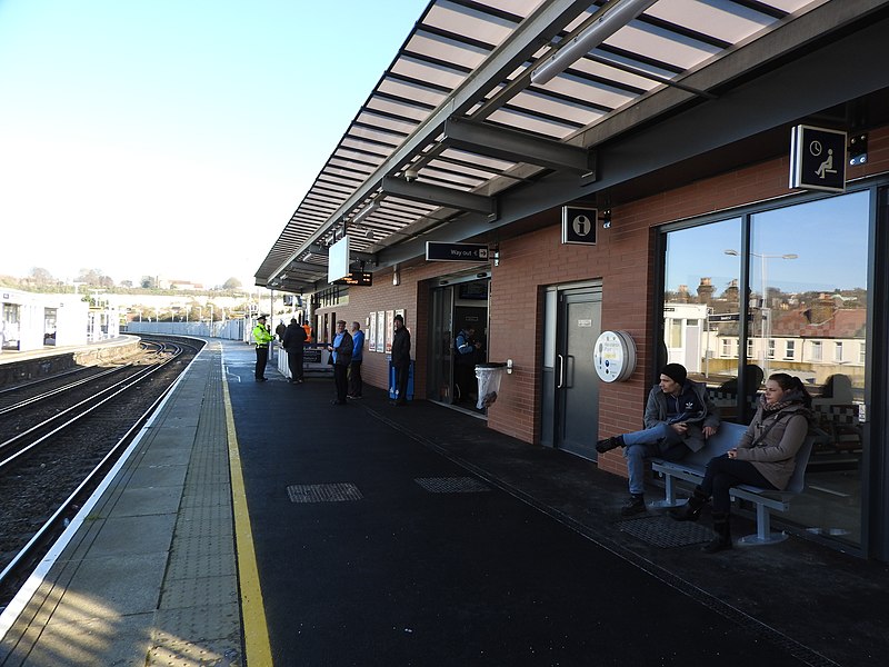 File:Strood station (2017) Platform 1 7574.JPG