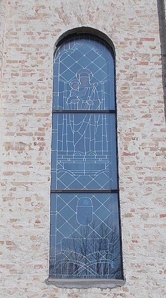 File:Szent István-templom, 'Nagyasszonyunk Hazánk reménye' ablak, 2021 Budatétény.jpg