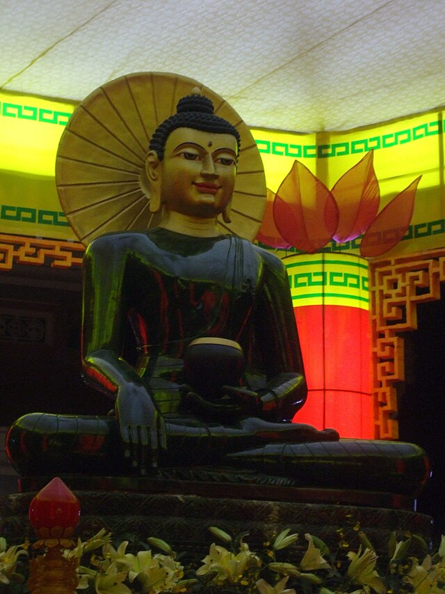 Tượng Phật Ngọc được tôn vinh từ rất lâu đời với nét đẹp và sự trang nghiêm, hãy xem bức hình để nhận thấy vẻ đẹp lộng lẫy của tượng phật này!