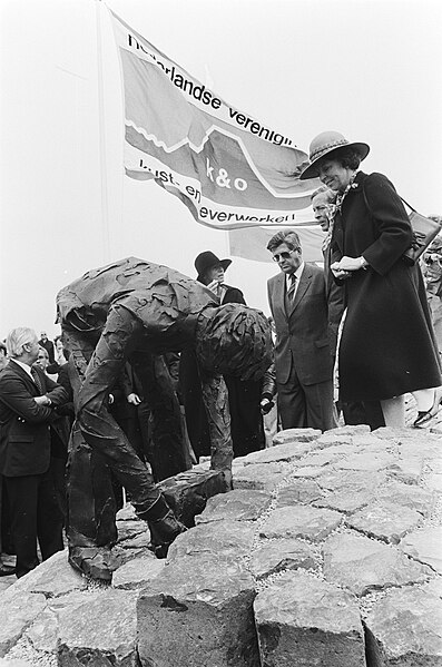 File:T.g.v. 50-jarig bestaan van de Afsluitdijk heeft Koningin Beatrix het beeld De Steenzetter, onthuld, Bestanddeelnr 932-1861.jpg