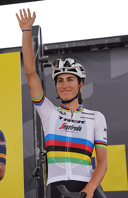 Lors de la 3e étape du Tour de France Femmes 2022, sur le podium du départ à Reims avec son maillot arc-en-ciel.