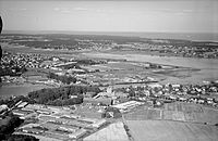 Flyfoto, trolig fra omkring 1950, over nordenden av Nøtterøy med blant annet Teie Hovedgård foran i bildet og Træleborg i Tønsberg og Presterødkilen bak. Foto: Widerøe/Vestfoldmuseene