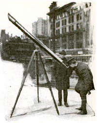 A "street corner astronomer" in New York City, 1921 Telescope on street corner sidewalk new york.png