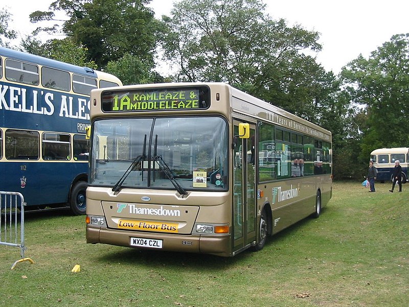 File:Thamesdown Transport bus 215 (WX04 CZL), Showbus 2004.jpg