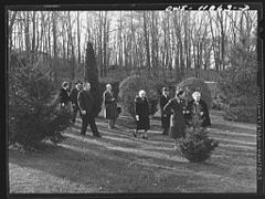 Thanksgiving guests at the home of Earle Landis took a walk