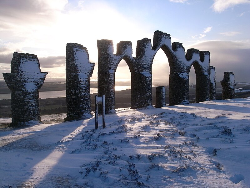 File:The Fyrish monument in December.jpg