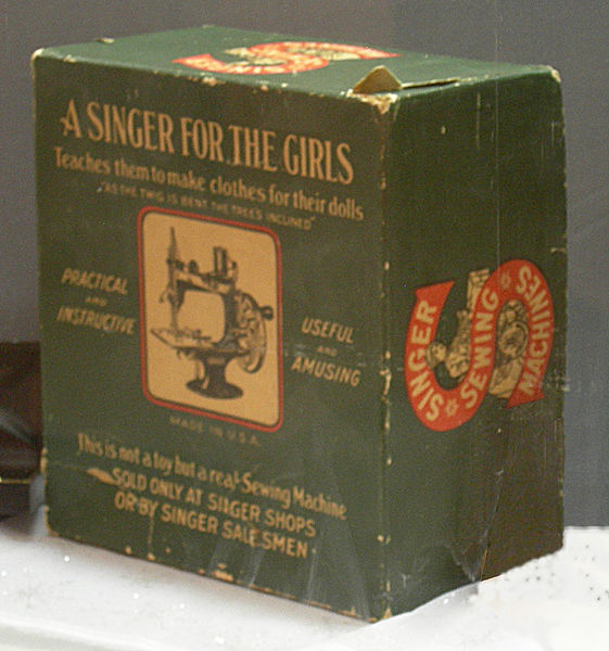 File:Tiny Singer sewing machine box.jpg