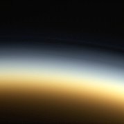 La atmósfera de Titán tiene un aspecto similar a una con polvo suspendido.