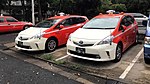 小松川タクシー所属 プリウスα 左：非無線車 行灯表示が『チェッカー』 右：無線車 行灯表示が『チェッカー無線』