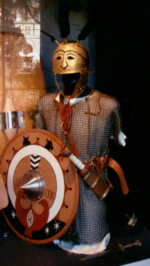 Uitrusting van een triarus (Latijns woord): pantser, schild, zwaard en helm.