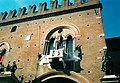 Трифора на готическом фасаде ратуши, Феррара, Италия.