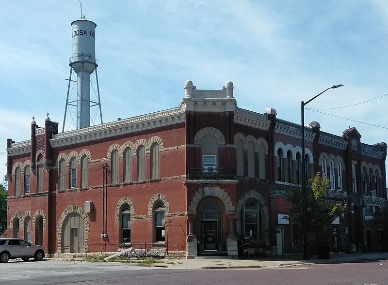 File:Union Block Building viewed from the North, Oskaloosa, KS.jpg