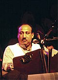 Músico Ustad Farrukh Fateh Ali Khan Saheb con un armonio